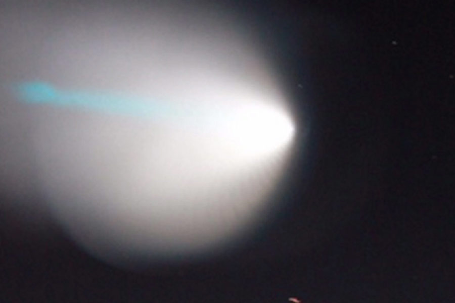 ২০২১ সালের ৮ সেপ্টেম্বর ভূমিকম্প হয় মেক্সিকোতে। রিখটার স্কেলে কম্পনের মাত্রা ছিল ৭। মারা গিয়েছিলেন অন্তত এক জন। যে সময় কাঁপছে মেক্সিকোর আকাপালকো, সে সময় আকাশে দেখা গিয়েছিল আলোর ছটা। কখনও লাল, কখনও নীল। 