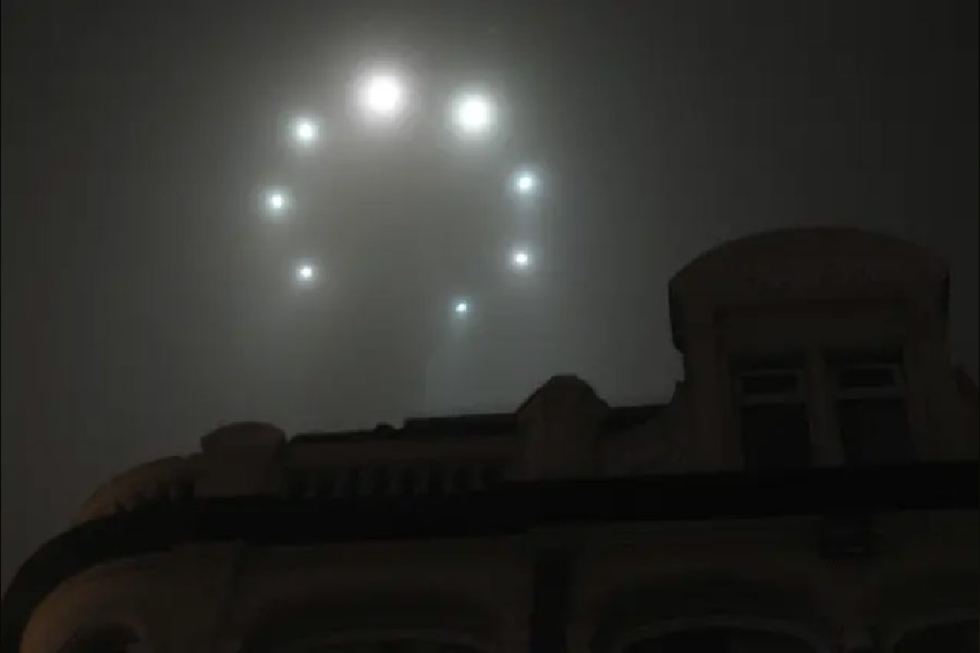 পরে জানা গেল, নাহ্, এটি ‘ভূমিকম্পের আলো’ নয়। আসলে কম্পনের কারণেই বৈদ্যুতিন খুঁটিগুলো কাঁপতে থাকে। উপড়ে যায়। তার ফলে বিস্ফোরণ হয়। সে কারণেই তৈরি হয় আলোর ছটা।