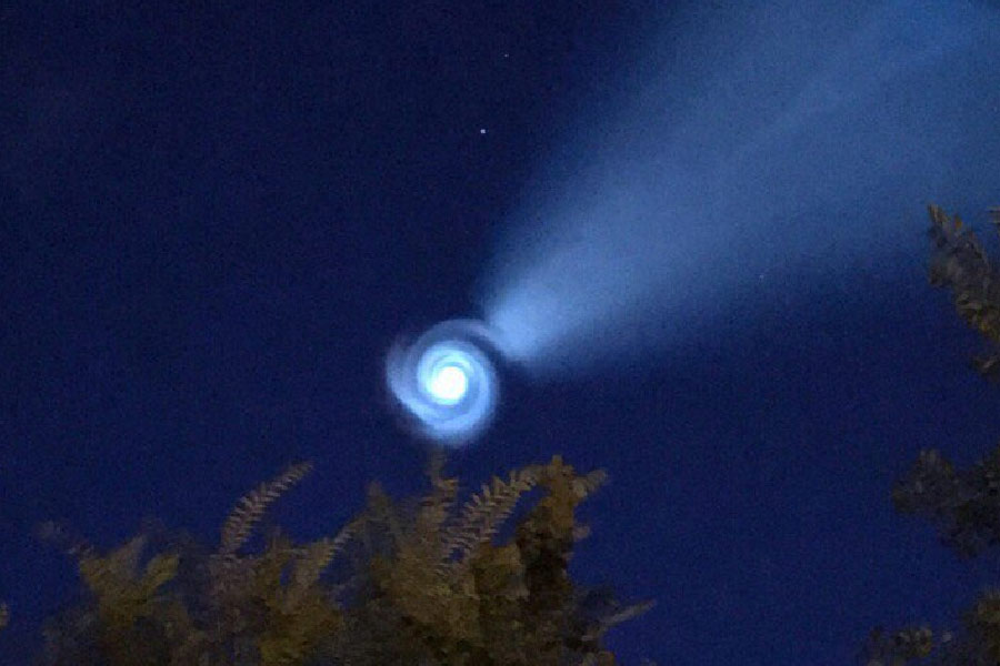 ২০১৫ সালের নভেম্বরে ক্যালিফোর্নিয়ার আকাশে উড়তে দেখা গিয়েছিল একটি আলোকে। অনেকে মনে করেছিলেন ফানুস। বহু মানুষ আতঙ্কিত হয়ে ঘর ছেড়েছিলেন। ভেবেছিলেন, কোনও গোলা এসে পড়ল তাঁদের ঘরে। এক ঝলক দেখে অনেকে ভেবেছিলেন চাঁদ। নয়তো কোনও উপগ্রহ। ছড়িয়েছিল আতঙ্ক।