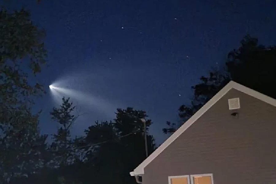 ১৯৯৪ সালের ৮ মার্চ মিশিগান হ্রদের পূর্ব তীরে অদ্ভুত এক আলো দেখা গিয়েছিল। প্রায় তিনশো ফোন এসেছিল আমেরিকার পুলিশের জরুরিকালীন নম্বর ৯১১-এ। দেখে মনে হচ্ছিল, একটা আলো কেমন যেন নড়ছে আকাশে। কারও মনে হয়েছিল পূর্ণিমার চাঁদ। গোলাকার বা সিলিন্ডারের মতো আকার ছিল সেই আলোর। অনেকেই মনে করেছিলেন ভিন্‌গ্রহীরা এসেছে।  