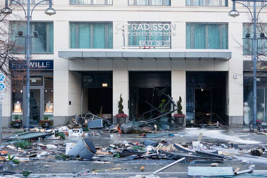 রয়টার্সের প্রতিবেদনে বলা হয়ছে, বার্লিনের রেডিসন ব্লু হোটেলের একটি ভবনের ভেতর অ্যাকোয়ারিয়ামটি সংরক্ষিত ছিল। এর পাশেই ছিল একাধিক ক্যাফে। অ্যাকোয়ারিয়ামটি ফেটে যাওয়ার পর জলে ভেসে যায় আশপাশের জায়গা। এ ছাড়া ভবনের ভেতর কাচের টুকরো ও অন্যান্য আবর্জনা ছড়িয়ে-ছিটিয়ে পড়ে।