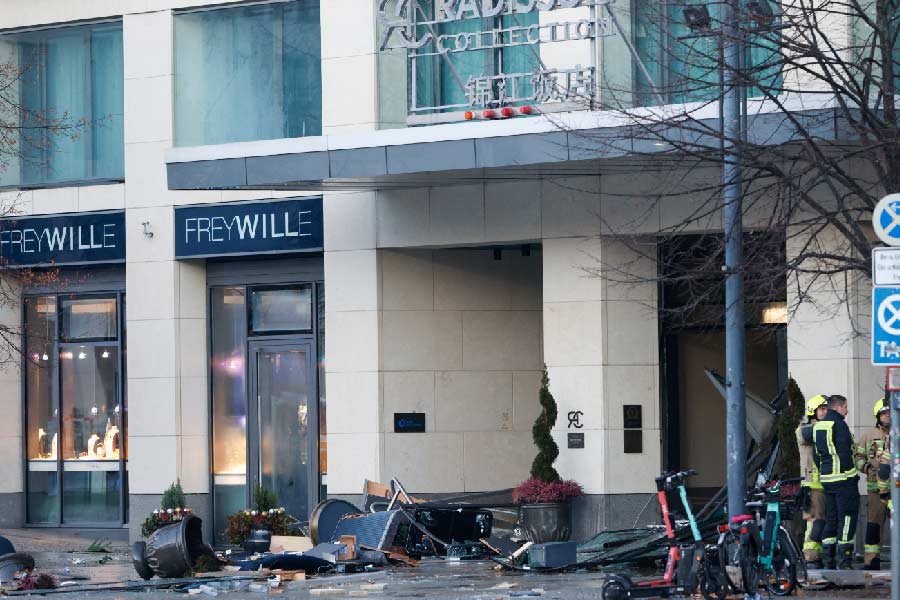 শুক্রবার জার্মানির রাজধানী শহর বার্লিনের নামী হোটেলে থাকা সেই অ্যাকোয়ারিয়াম ভেঙে জল গড়িয়ে গেল রাস্তায়। অ্যাকোয়ারিমের ‘বাসিন্দা’ মাছও ছড়িয়ে পড়ল শহরের রাজপথে। সব মিলিয়ে প্রায় ১,৬০০ প্রজাতির মাছ মারা গিয়েছে বলে সংবাদমাধ্যম সূত্রে খবর।