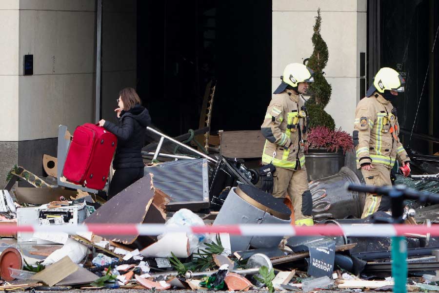 কিন্তু ১৬ ফুটের এই অ্যাকোয়ারিয়াম কী ভাবে ভেঙে খানখান হয়ে গেল, তা নিয়ে সবাই বিস্মিত। অ্যাকোয়ারিয়ামে জল ছিল ১০ লক্ষ লিটারেরও বেশি। অ্যাকোয়ারিয়াম ভেঙে যাওয়ায় ভেসে গিয়েছে রঙিন সব মাছ! কী ভাবে এই কাণ্ড হল, জানেন না হোটেল কর্তৃপক্ষ। 