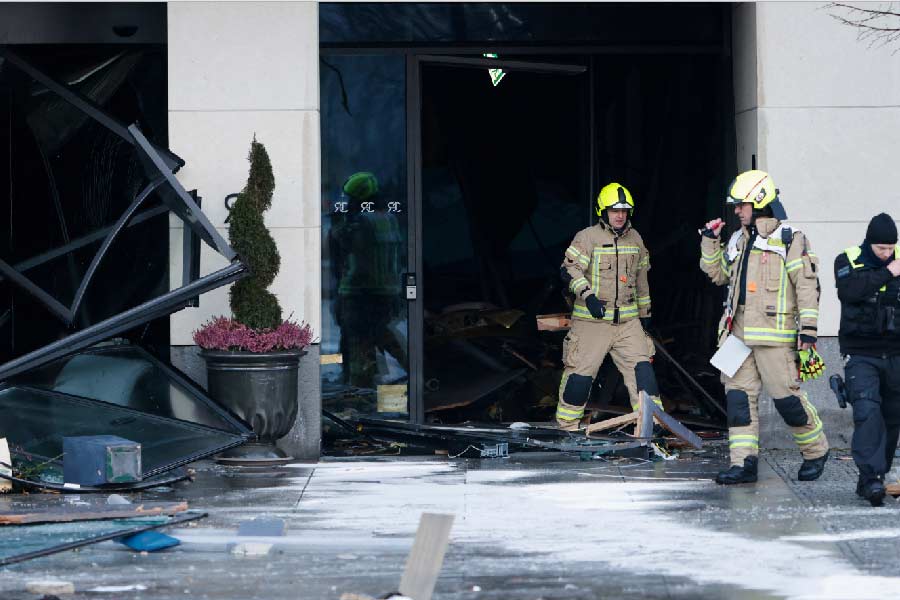 অ্যাকোয়ারিয়াম ভেঙে যাওয়ার এই খবর পেয়ে ঘটনাস্থলে ছুটে আসেন প্রশাসনিক আধিকারিকরা। এই প্রতিবেদন লেখার সময় বার্লিনের দমকল বিভাগের তরফে একটি বিবৃতিতে বলা হয়েছে, পরিস্থিতি এখনও পুরোপুরি নিয়ন্ত্রণে আসেনি। অ্যাকোয়ারিয়ামটি পুরোপুরি অকেজো হয়ে গিয়েছে। জলে ভেসে যাচ্ছে চারদিক। 