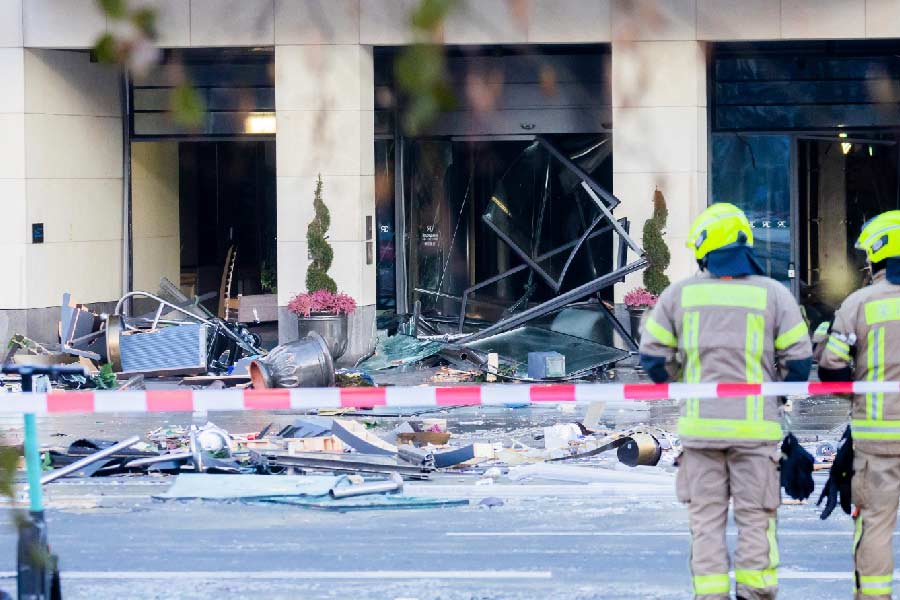 বার্লিন পুলিশ জানিয়েছে, বিখ্যাত এই অ্যাকোয়ারিয়ামের তো ক্ষতি হয়েইছে, মারা গিয়েছে অ্যাকোয়ারিমের সব বাসিন্দা। তা ছাড়া এই অ্যাকোয়ারিয়াম ভেঙে কাচের টুকরোয় গুরুতর আহত হয়েছেন দুই পথচারী। তাঁদের হাসপাতালে ভর্তি করানো হয়েছে।