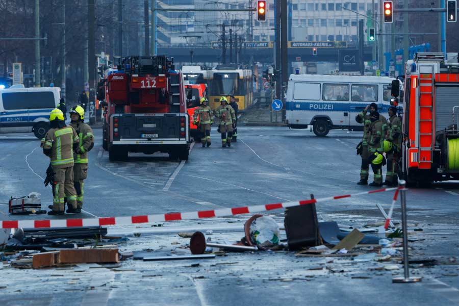 অ্যাকোয়ারিয়ামের হাজার হাজার গ্যালন মাছভর্তি জলে কার্যত প্লাবিত হোটেলের আশপাশের রাস্তা। হুড়োহুড়ি পড়ে যায় রাস্তায়। 