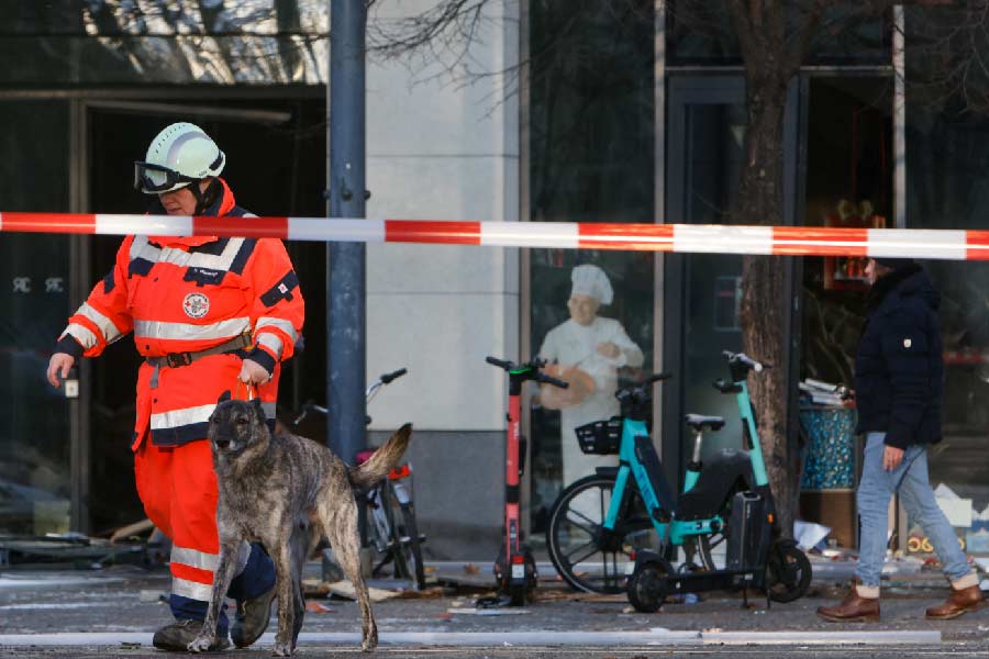 অ্যাকোয়ারিয়াম ভেঙে পড়ায় অসুবিধায় হোটেলে আসা অতিথিরাও। জলে ভাসছে পুরো হোটেল। এর মধ্যে প্রায় ৪০০ অতিথিকে ওই হোটেল থেকে সরিয়ে নিয়ে যাওয়া হয়েছে। তাঁদের কাছাকাছি অন্য একটি হোটেলে জায়গা করে দেওয়া হচ্ছে বলে পুলিশ সূত্রে খবর।