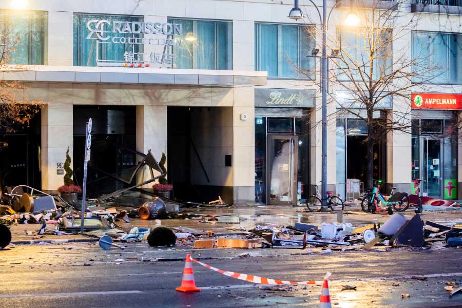 বিখ্যাত ‘বার্লিন সি লাইফ’ দেখতে পাওয়া যাচ্ছে না আপাতত। এই খবর ছড়িয়ে পড়ার পর অনেকে মর্মাহত। হোটেল কর্তৃপক্ষ এই মর্মে একটি বিজ্ঞপ্তি দিয়ে দিয়েছেন। বলা হয়েছে, ‘‘দুর্ভাগ্যবশত হোটেল এখন বন্ধ থাকছে।’’