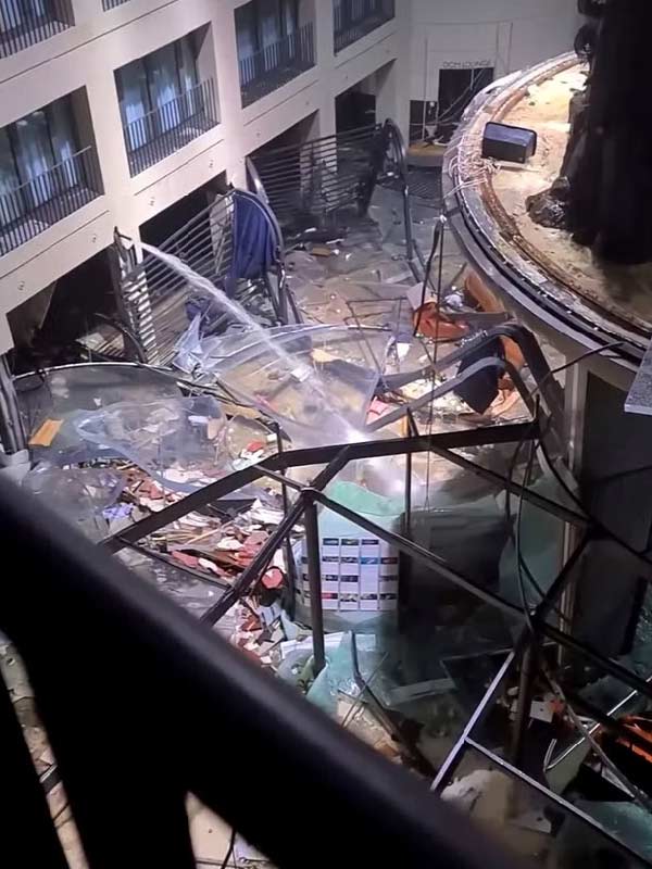 কী ভাবে যে ভেঙে পড়ল এই বিশাল অ্যাকোয়ারিয়াম, তা নিয়ে সকলেই ধন্দে। শহরের মেয়র বলছেন, ‘‘ভাগ্যিস সকালে এই দুর্ঘটনা হয়েছে। না হলে হতাহত হতে পারতেন অনেকে। কারণ, জল আটকে রাখা যাচ্ছিল না। এ যেন সুনামি!’’ 