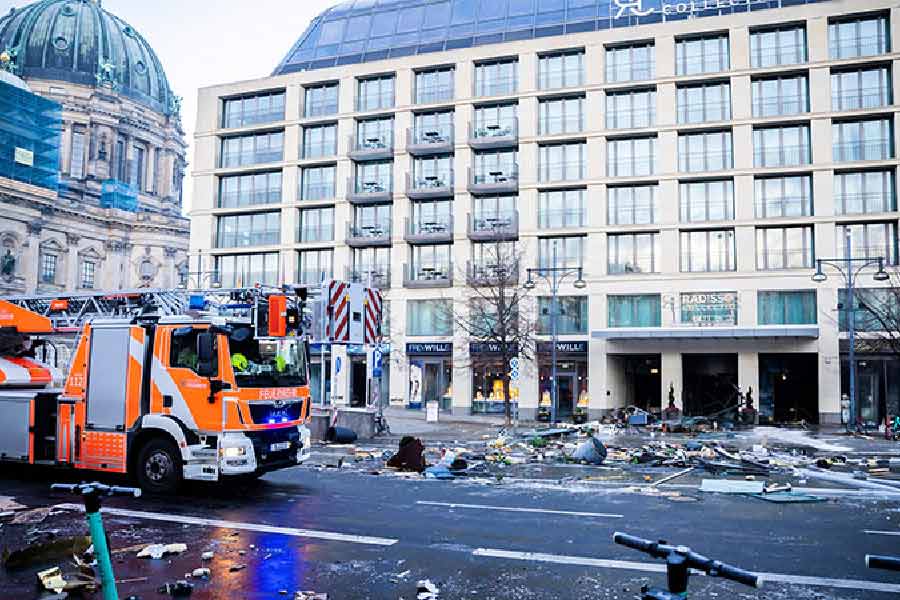 তবে জলের স্রোতে হোটেলের আসবাবপত্র তছনছ হয়ে গিয়েছে। ভেসে গিয়েছে বেশ কিছু শৌখিন জিনিসপত্র। সে সব এখন গুছিয়ে রাখতে কাজে নেমেছেন কর্তৃপক্ষ। 