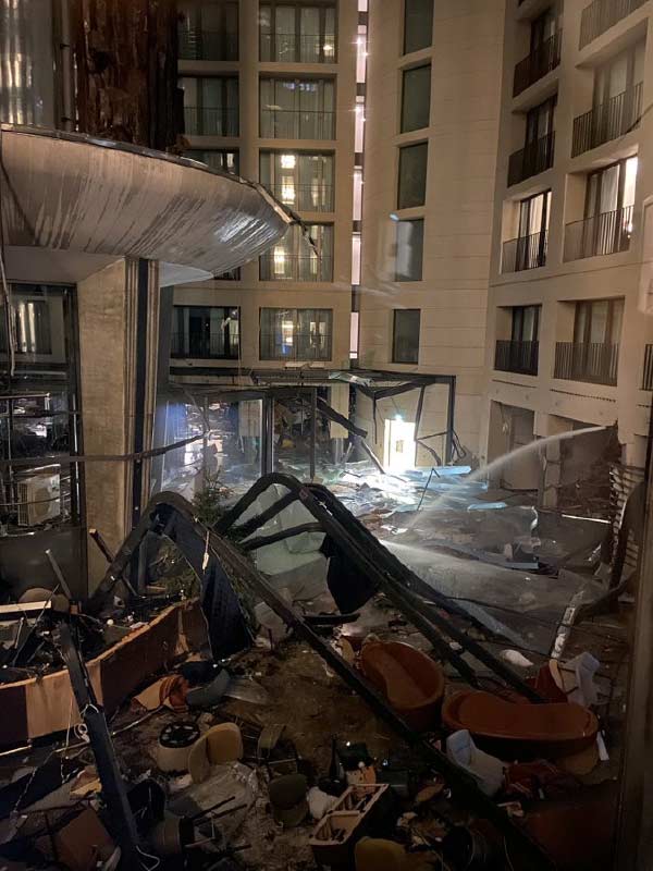 ঠিক কী কারণে এই অ্যাকোরিয়াম ভাঙল, তা জানা না গেলেও ধারণা করা হচ্ছে, তাপমাত্রা হিমাঙ্কের ১০ ডিগ্রির নীচে নেমে যাওয়ার কারণে এতে ফাটল ধরে। তার পরই বিপত্তি।