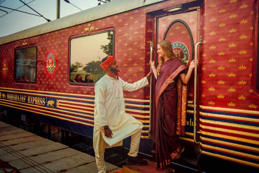 ট্রেনে সফর করে ঘুরতে যেতে কার না ভাল লাগে? তার উপর সেই সফর যদি ভারতের এমন জায়গাগুলির উদ্দেশে হয়, যার পরতে পরতে রয়েছে আভিজাত্যের ছাপ , তা হলে তো কথাই নেই। মহারাজা এক্সপ্রেসে সফর করলে ভ্রমণপিপাসুদের মন ভরতে বাধ্য। 