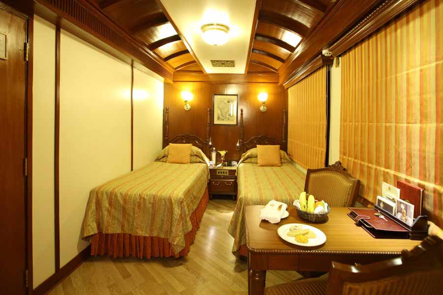 বিশ্বের অন্যতম বিলাসবহুল ট্রেনযাত্রার মধ্যে মহারাজা এক্সপ্রেস তার নাম লিখিয়েছে। এমনকি, ভারতের  দামি টিকিটের নিরিখে বিচার করলে এই এক্সপ্রেস ট্রেনের নাম তালিকায় সবার প্রথমে আসে। 