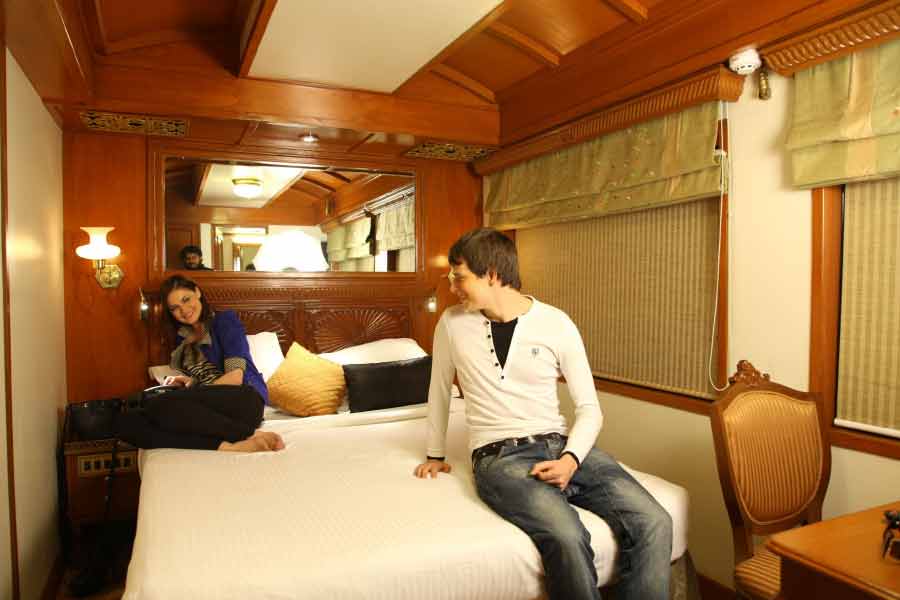 যাত্রীরা তাঁদের পছন্দ মতো রুম বুক করতে পারেন। এক এক ধরনের রুমের সাজসজ্জাও এক এক রকম। তার উপর ভিত্তি করে টিকিটের দাম নির্ধারণ করা হয়।