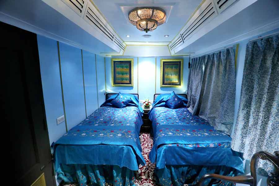 ‘ডিলাক্স কেবিন’, ‘স্যুট’, ‘জুনিয়র স্যুট’ এবং ‘প্রেসিডেন্সিয়াল স্যুট’ নামে ৪ ধরনের শীতাতপনিয়ন্ত্রিত কুপ রয়েছে মহারাজা এক্সপ্রেসে। আয়তন এবং প্রাপ্ত সুবিধা অনুযায়ী টিকিটের মূল্য আলাদা হয়। টিকিটের দাম শুরু হয় ৩ লক্ষ ১৮ হাজার টাকা থেকে। ভারতীয় মুদ্রায় টিকিটের সর্বোচ্চ মূল্য ১৯ লক্ষ টাকা। 