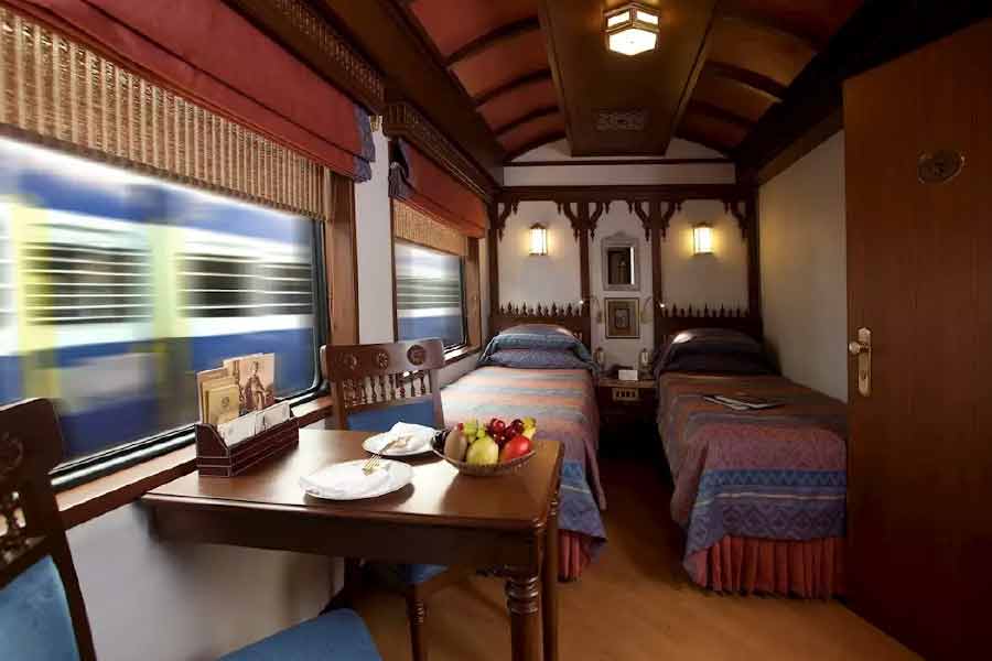 মোট ২০টি ‘ডিলাক্স কেবিন’, ১৮টি ‘জুনিয়র স্যুট’, ৪টি ‘স্যুট’ এবং ১টি ‘প্রেসিডেন্সিয়াল স্যুট’ রয়েছে মহারাজা এক্সপ্রেস ট্রেনে। ‘প্রেসিডেন্সিয়াল স্যুট’-এর নাম ‘নবরত্ন’। 