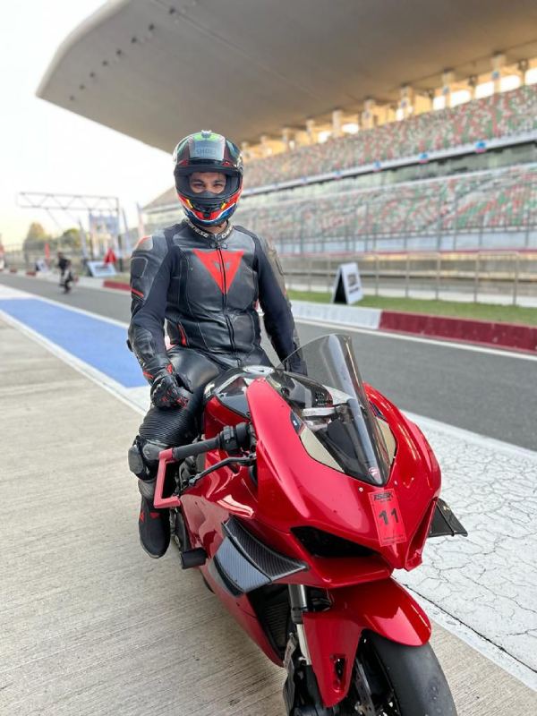 কলকাতার তরুণ প্রজন্ম কেবল রয়্যাল এনফিল্ডের বুলেটেই আটকে নেই, কাওয়াসাকি, সুজ়ুকি ও বেনেলির দামি স্পোর্টস বাইকের দিকেও ঝুঁকছে। 