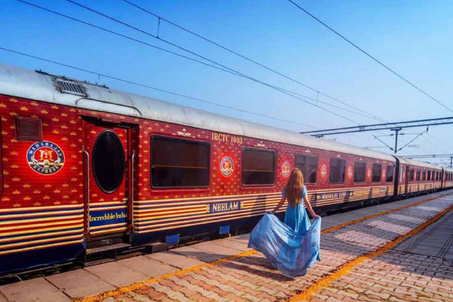 ‘ট্রেজার্স অফ ইন্ডিয়া’ ট্রেনটি দিল্লি থেকে যাত্রা শুরু করে আগ্রা, রণথম্ভোর, জয়পুর হয়ে আবার দিল্লিতে ফিরে আসে। যদিও এই সফর করতে সময় লাগে ৩ রাত্রি ৪ দিন। 