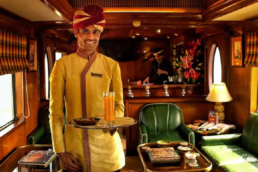 ‘দ্য ইন্ডিয়ান প্যানোরামা’ ট্রেনটি দিল্লি থেকে যাত্রা শুরু করে জয়পুর, রণথম্ভোর, ফতেপুর সিক্রি, আগ্রা, ওরছা, খাজুরাহো এবং বারাণসী হয়ে আবার দিল্লিতে ফিরে আসে। এই যাত্রা সম্পন্ন করতে ৬ রাত্রি ৭ দিন সময় লাগে। 