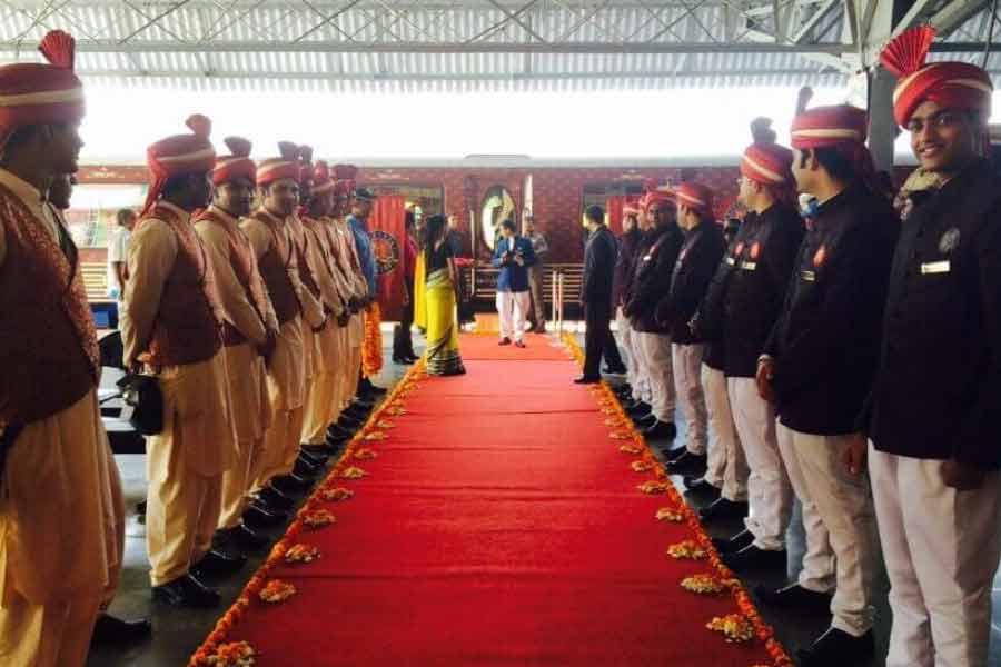 মুম্বই বা দিল্লি থেকে রাজস্থান যাওয়ার পথে যে যে জায়গায় মহারাজা এক্সপ্রেস ট্রেনটি দাঁড়ায়, সেই জায়গার বিখ্যাত পর্যটনস্থলগুলিও রেল কর্তৃপক্ষের তরফে ঘুরিয়ে দেখানো হয়। তাজ মহল, রণথম্ভোর ন্যাশনাল পার্ক, রাজস্থানের বিভিন্ন দুর্গও এই তালিকায় রয়েছে।