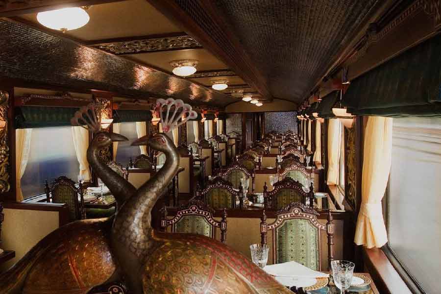 মহারাজা এক্সপ্রেসে মোট ১৪টি গেস্ট ক্যারেজ রয়েছে। এই ক্যারেজগুলির নামেও চমক রয়েছে। ‘মোতি’, ‘মানিক’, ‘হীরা’, ‘পান্না’, ‘নীলম’ প্রভৃতি মণিমুক্তোর নামে ক্যারেজগুলির নামকরণ করা হয়েছে।