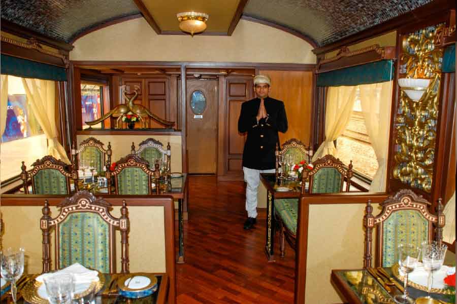 শুধু খাবারের ক্ষেত্রেই নয়, ওয়াইন, বিয়ার-সহ বিভিন্ন দেশি-বিদেশি ব্র্যান্ডের মদ পাওয়া যায় মহারাজা এক্সপ্রেসে। ‘রাজাহ্ ক্লাব’ এবং ‘সাফারি ক্লাব’ নামে দু’টি লাউঞ্জ বার রয়েছে এই ট্রেনে। যাত্রীরা এই লাউঞ্জগুলিতে বসে সুরাপানও করতে পারেন।