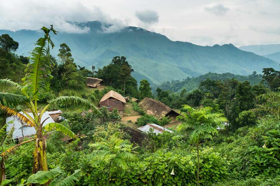একই বাড়িতে থেকে খেলেন এক দেশে। আর ঘুমোতে গেলেন অন্য দেশে। অথচ আপনাকে কষ্ট করে কোথাও যেতেই হল না। এমনটা আবার হয় নাকি! হ্যাঁ, এমন বিচিত্র অভিজ্ঞতারই মুখোমুখি হতে হলে আপনাকে যেতে হবে মায়ানমার সীমান্তে ভারতের শেষ গ্রাম লংওয়াতে। 