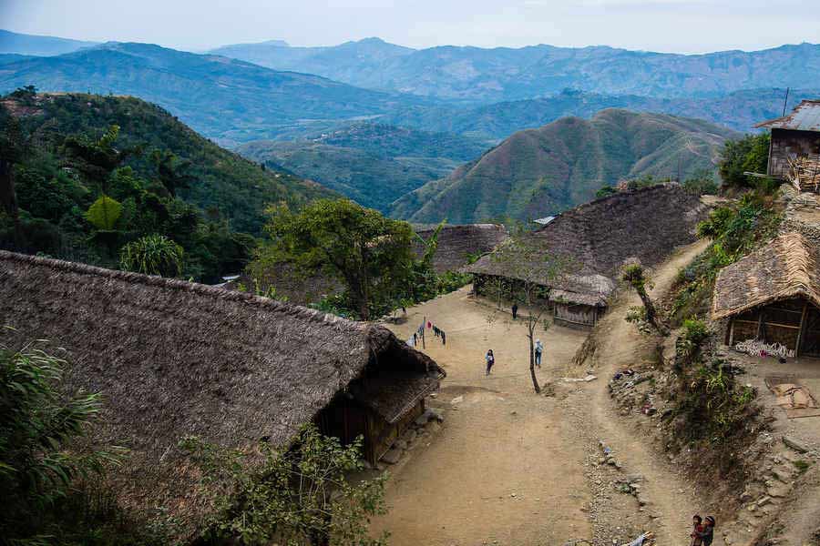 এক দেশ থেকে সীমান্ত পেরিয়ে অন্য দেশে যাতায়াতে অনেক বিধিনিষেধ থাকে। তবে এই গ্রামের ক্ষেত্রে তেমন কোনও বাধা নেই। অনায়াসে যখন খুশি ওই গ্রামের বাসিন্দারা সীমান্ত পেরিয়ে অবাধে যাতায়াত করতে পারেন। 