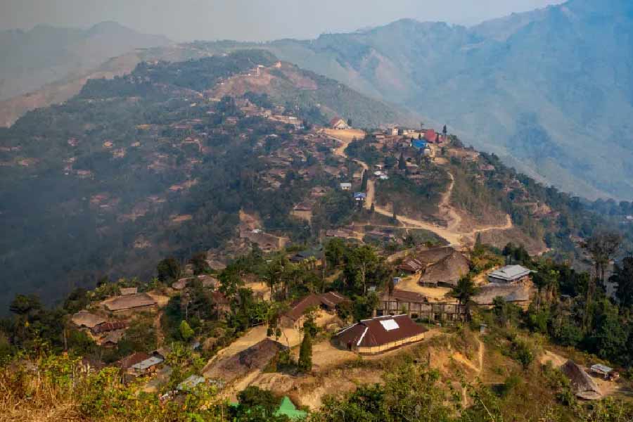 সব থেকে মজার ব্যাপার হল, গ্রামের প্রধান যিনি, তাঁর বাড়ির মধ্যে দিয়েই গিয়েছে আন্তর্জাতিক সীমানা। বলা হয়ে থাকে, গ্রামের প্রধান যে ঘরে খান, সেটি ভারতের মধ্যে পড়ে। আর যে ঘরে ঘুমোন, সেটি মায়ানমারের মধ্যে পড়ে! 