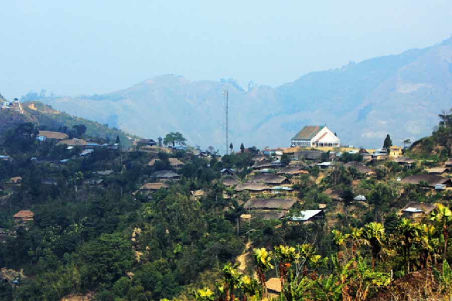  শুধু গ্রামের প্রধানই নন। অনেক গ্রামবাসীর বাড়ির মধ্যে দিয়েও গিয়েছে আন্তর্জাতিক সীমান্ত। যার জেরে তাঁদের রান্নাঘর এক দেশে। আর শোওয়ার ঘর অন্য দেশে পড়েছে। 