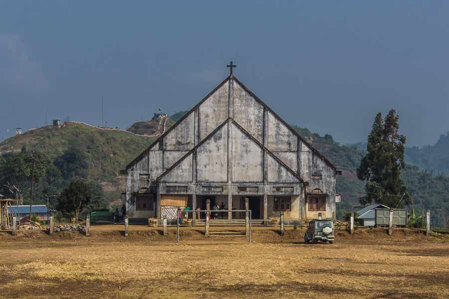 এই গ্রামের প্রধানকে বলা হয় ‘অ্যাং’। ৭০টিরও বেশি গ্রামের রাজ্যপাট সামলান তিনি। তাঁর স্ত্রী ৬০ জন। মায়ানমার ও অরুণাচলপ্রদেশে ৭০টিরও বেশি গ্রামে তাঁদের আধিপত্য রয়েছে।  