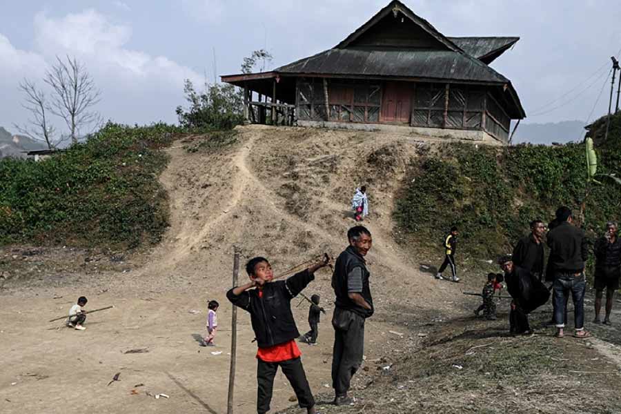 অতীতে এই উপজাতির বাসিন্দাদের নিয়ে রীতিমতো আতঙ্ক ছিল এলাকায়। জমি দখলের জন্য আশপাশের গ্রামের বাসিন্দাদের উপর তাঁরা আক্রমণ চালাতেন। শত্রুদের শিরশ্ছেদ করতেন তাঁরা। 