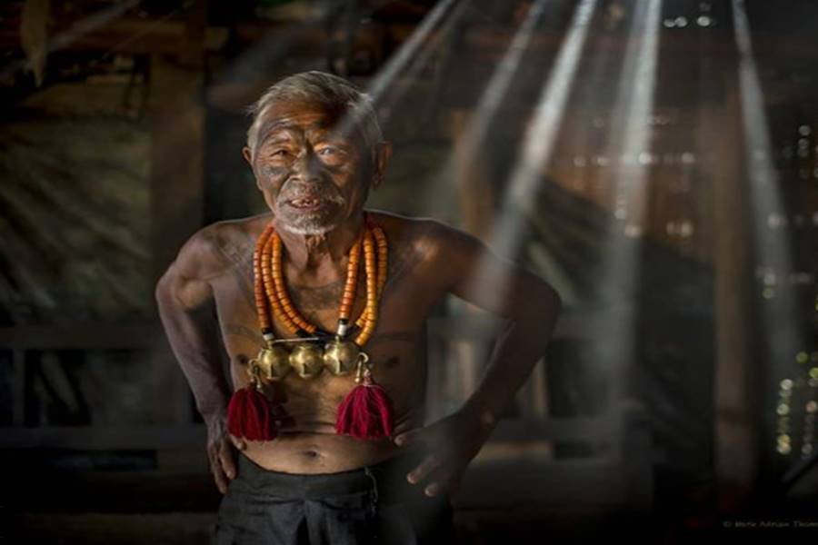  এই উপজাতির মানুষদের শরীরে নানা ধরনের উল্কি আঁকা থাকে। নিজেদের ঐতিহ্যের কথা মাথায় রেখে বিভিন্ন ধরনের গয়না পরেন তাঁরা। 