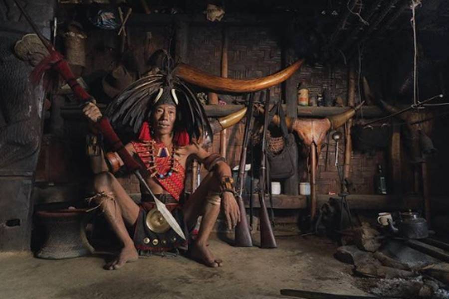 উপজাতির মানুষদের ঘরও সাজানো হয় মাথার খুলি দিয়ে। এ ছাড়াও হাতির দাঁত দেখা যায় ঘরগুলিতে।