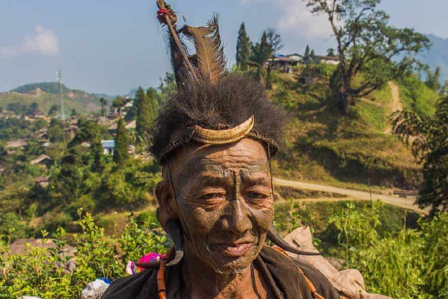 গ্রামে এখন পরিবহণ ব্যবস্থা আরও উন্নত হয়েছে। রাস্তাও ঝকঝকে। নাগাল্যান্ড রাজ্য পরিবহণ নিগমের বাসে করে মন এলাকায় পৌঁছনোর পর ভাড়া গাড়ি নিয়ে সহজেই ওই গ্রামে পৌঁছতে পারবেন। 