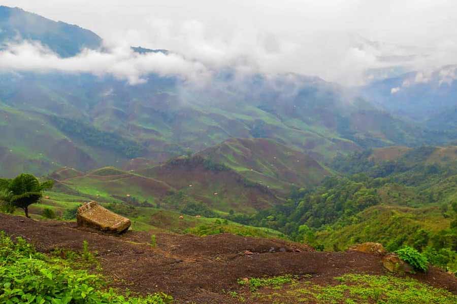ইতিহাস বলছে, ১৯৬০-এর দশক পর্যন্ত গ্রামে ‘হেড হান্টিং’ জনপ্রিয় অনুশীলন ছিল। গ্রামের অনেক পরিবারে এখনও পিতলের খুলির মালা দেখতে পাওয়া যায়। এই মালা গ্রামবাসী খুব বিশ্বাস করে। যুদ্ধে প্রতিপক্ষকে পরাজিত করে নিজের জয়ের প্রতীক হিসাবে বিবেচিত হয় এই ধরনের প্রতীক।