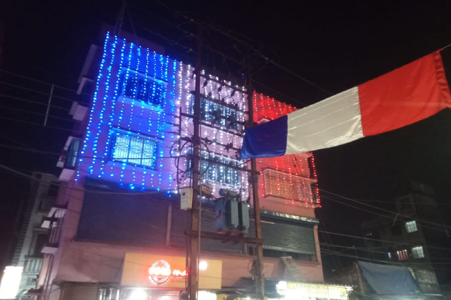 চন্দননগর জুড়ে ফ্রান্সের পতাকা।