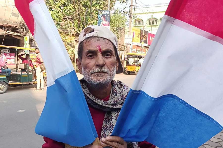 ফ্রান্সের পতাকা হাতে চন্দননগরবাসী।