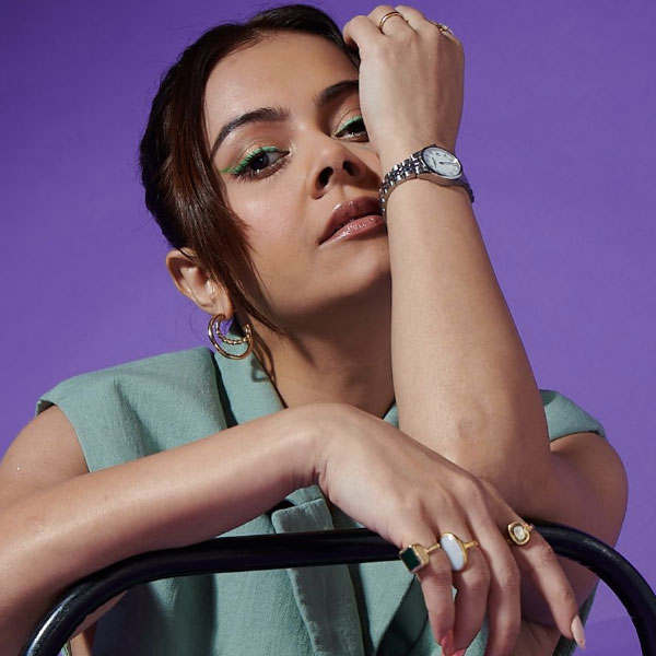 স্টার প্লাসের ওই জনপ্রিয় ধারাবাহিকে ‘গোপী বহু’র চরিত্রে প্রথমে অভিনয় করতেন গিয়া মানেক। তাঁর পর মুখ্য চরিত্রে ডাকা হয় দেবলীনাকে।