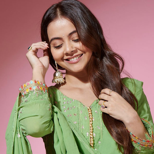 দাপুটে শাশুড়ির সংসারে নম্র, মিষ্টি, মুখচোরা গৃহবধূ হিসাবে দেবলীনাকে মানিয়েছিল ভাল। ধারাবাহিক যত এগিয়েছে, দর্শকদের মন জয় করে নিয়েছেন অভিনেত্রী। সেখান থেকেই তাঁর পরিচিতি তৈরি হয়।