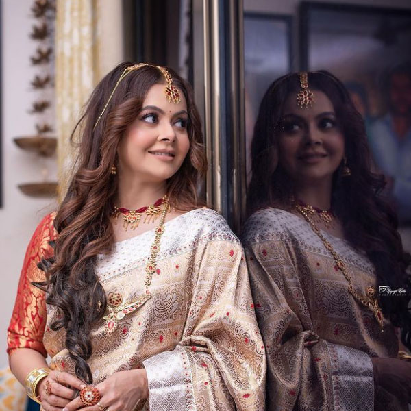 অসমে জন্ম দেবলীনার। ৩৭ বছর বয়সি অভিনেত্রী থাকেন গুরুগ্রামে। অভিনয়ের পাশাপাশি নাচেও পারদর্শী পর্দার ‘গোপী’। তিনি এক জন প্রশিক্ষিত ভারতনাট্যম নৃত্যশিল্পী।