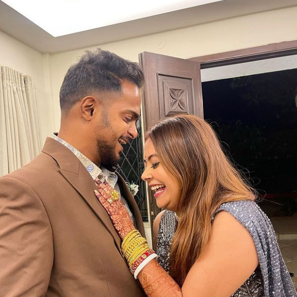 পড়াশোনা শেষ করে বেশ কিছু দিন গয়নার ডিজ়াইনার হিসাবে কাজ করেছিলেন দেবলীনা। জনপ্রিয় নাচের রিয়েলিটি শো ‘ডান্স ইন্ডিয়া ডান্স ২’-এর অডিশনেও তিনি নজর কেড়েছিলেন। 