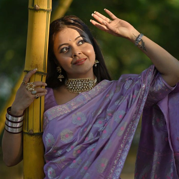 অভিনয় জগতে দেবলীনার হাতেখড়ি হয় ২০১১ সালে। তাঁর অভিনীত প্রথম ধারাবাহিক ‘সাওয়ারে সবকে সপ্‌নে প্রীতো’। এই ধারাবাহিক তেমন জনপ্রিয় হয়নি।