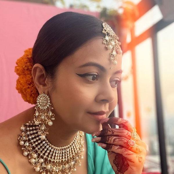 ‘স্টার প্লাস’-এর অন্যতম দীর্ঘ ধারাবাহিকটিতে অভিনয় ছেড়ে দেওয়ার কথা ভেবেছিলেন দেবলীনা। ২০১৪ এবং ২০১৬ সালে বার দুয়েক এই নিয়ে আলোচনাও হয়। তবে শেষ পর্যন্ত থেকেই গিয়েছেন ‘গোপী’। 