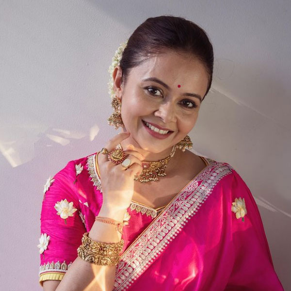 তিনি যে প্রেম করছেন, তা জানাই ছিল। প্রেমিককে নিয়ে কৌতূহল জিইয়ে রেখেছিলেন ‘গোপী’। শেষ পর্যন্ত কাউকে না জানিয়েই বিয়ে করে ফেললেন। কনের সাজে ছবি দিয়ে তাক লাগিয়ে দিলেন সকলকে।