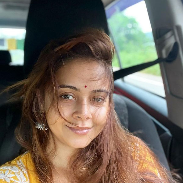 ইনস্টাগ্রামের ওই পোস্টেই স্বামীর সঙ্গে সকলের পরিচয় করিয়ে দিয়েছেন দেবলীনা। লিখেছেন, ‘‘এই হল সেই রহস্যময় মানুষ, আপনাদের সকলের জামাইবাবু।’’