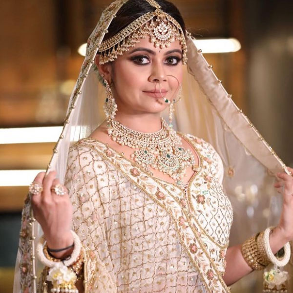 জনপ্রিয় অভিনেত্রী দিশা পাটানির সঙ্গে সম্প্রতি তাঁর জিম প্রশিক্ষক আলেকজান্ডার অ্যালেক্সের প্রেমের গুঞ্জন ছড়িয়েছে। টাইগার শ্রফের সঙ্গে প্রেম ভাঙার পর নাকি তাঁর সঙ্গেই ঘনিষ্ঠ সময় কাটাচ্ছেন দিশা। এই প্রেম বিয়ের পিঁড়িতে গড়াবে কি না, সময় বলবে।