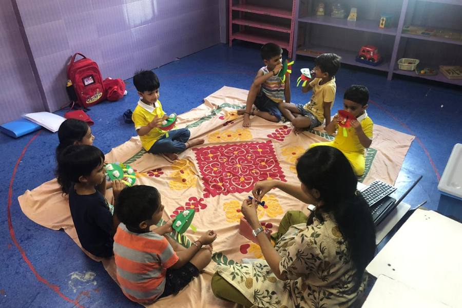 গৃহশিক্ষক হওয়ার সুযোগ থাকে। বিয়ের পর বাড়িতেই ছাত্র-ছাত্রীদের পড়াতে পারেন। এর ফলে বাইরে যাওয়ার মতো সময়ও অপচয় হবে না, উপার্জনের পথও খুলে যাবে। 