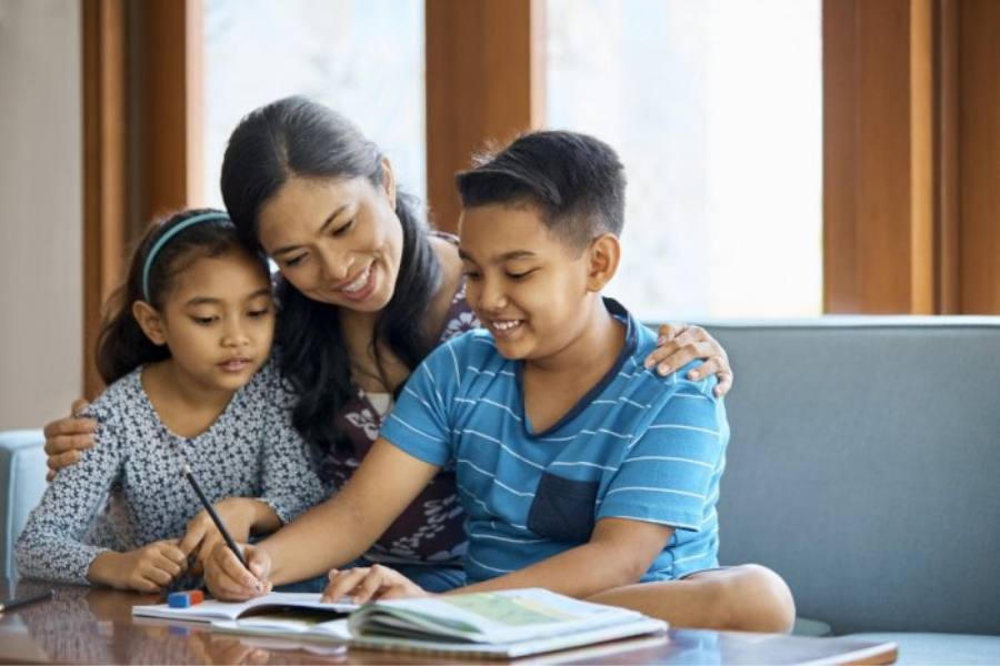 বিভিন্ন ভাগে কোচিং করেও পড়াতে পারেন এক জন গৃহশিক্ষক। একেবারে ছোট বয়সের শিশু থেকে বড়দের, নিজের পাঠ্যক্রমের অভিজ্ঞতার উপর ভিত্তি করে কোন শ্রেণির পড়ুয়াদের পড়াতে পারবেন, সেটি আগে ঠিক করে নিতে হয়। এর পর সমাজমাধ্যম-সহ অন্যান্য ক্ষেত্রে বিজ্ঞাপন দিয়ে শুরু করতে পারেন পড়ানো। 