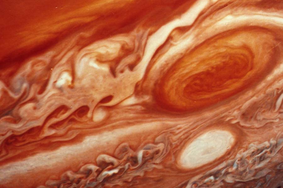 এই অজস্র জীবন্ত আগ্নেয়গিরি থেকে অনবরত নির্গত হচ্ছে গনগনে লাভা। ধোঁয়া এবং ছাইতেও ভরে রয়েছে উপগ্রহপৃষ্ঠ।